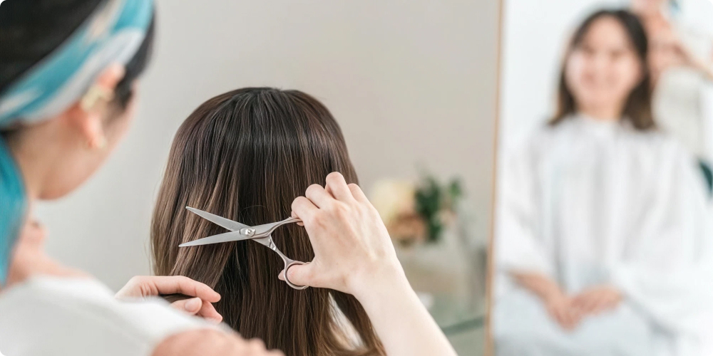 美容師がサロンでお客様の髪をカットしているイメージ
