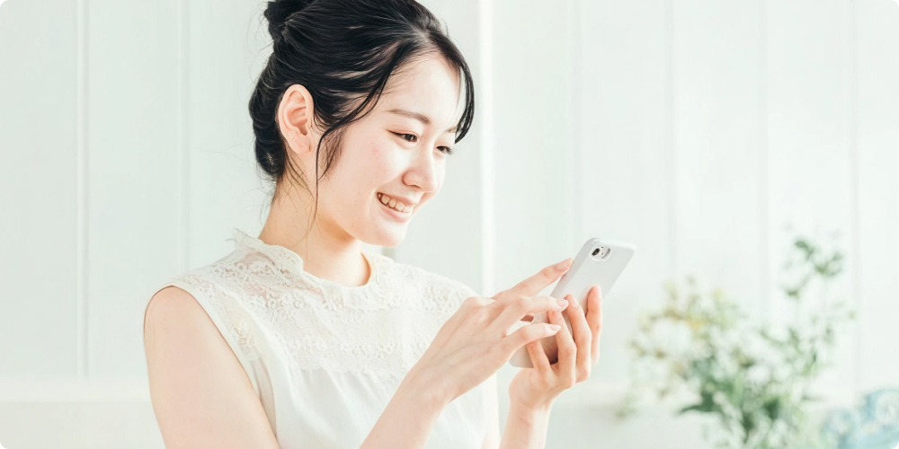 美容師がスマートフォンでSNSに作品を投稿しているイメージ