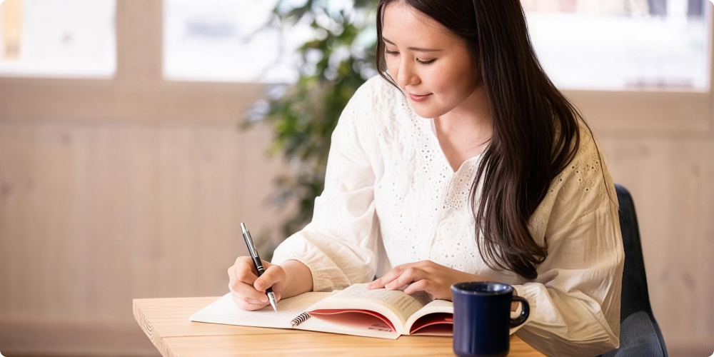 美容師免許の取得を目指して勉強する専門学校生のイメージ