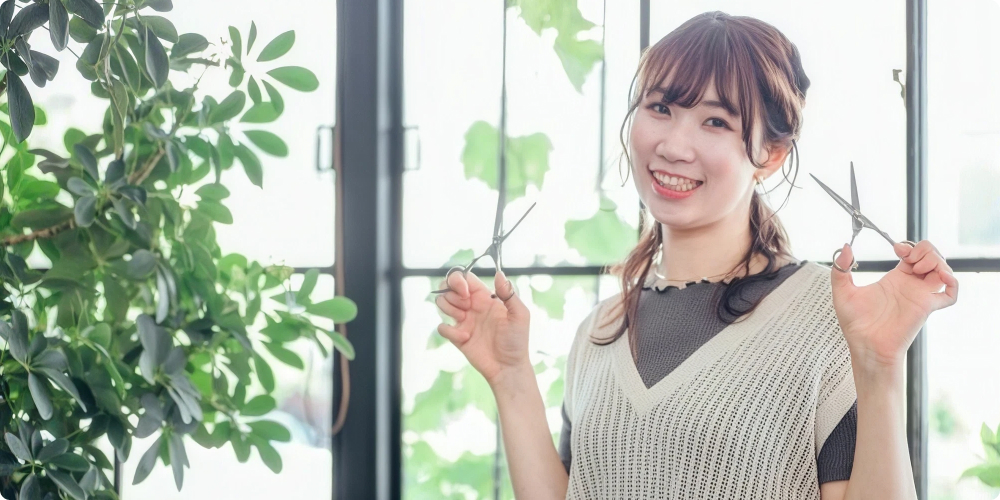 美容師の仕事内容とは？カットだけじゃない1日の業務とやりがい タイトル画像