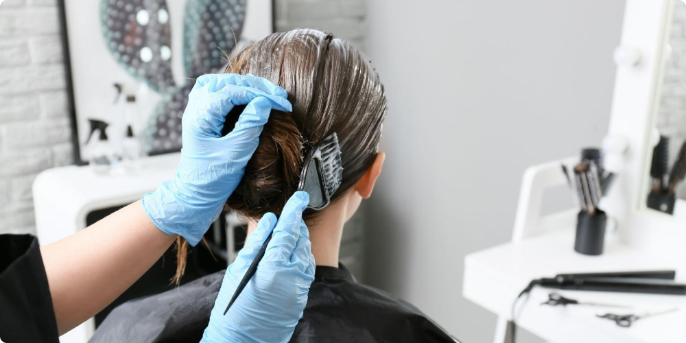 美容室でヘアカラーの施術をするカラーリストのイメージ