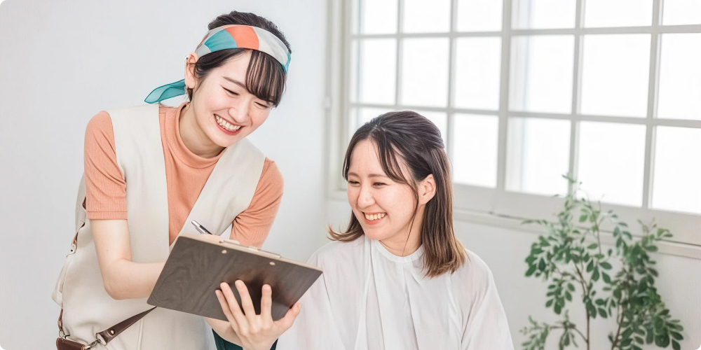 お客さまにヘアスタイルを提案する美容師のイメージ