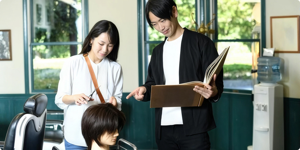 美容師免許の取得に向けて学ぶ専門学校生のイメージ