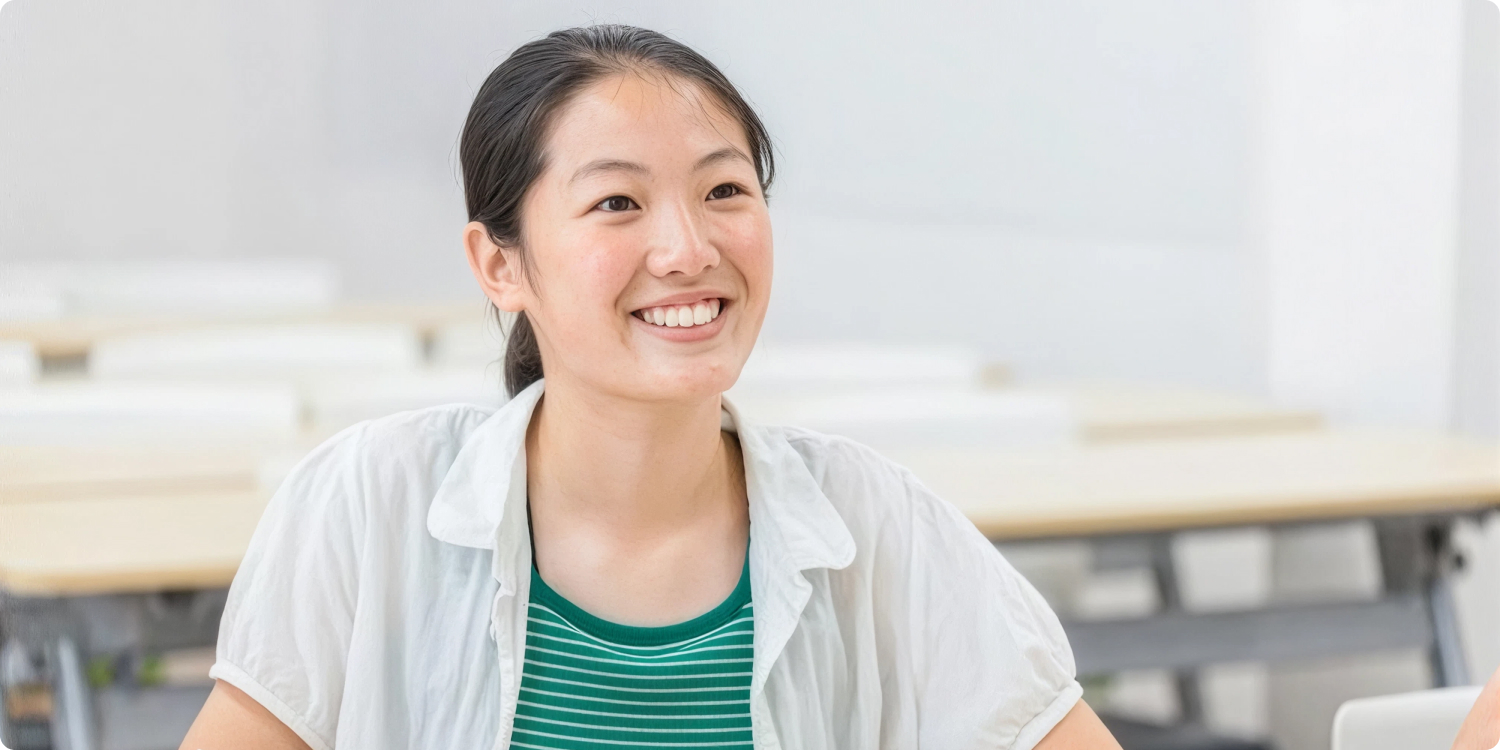 オープンキャンパスで説明を聞く高校生のイメージ