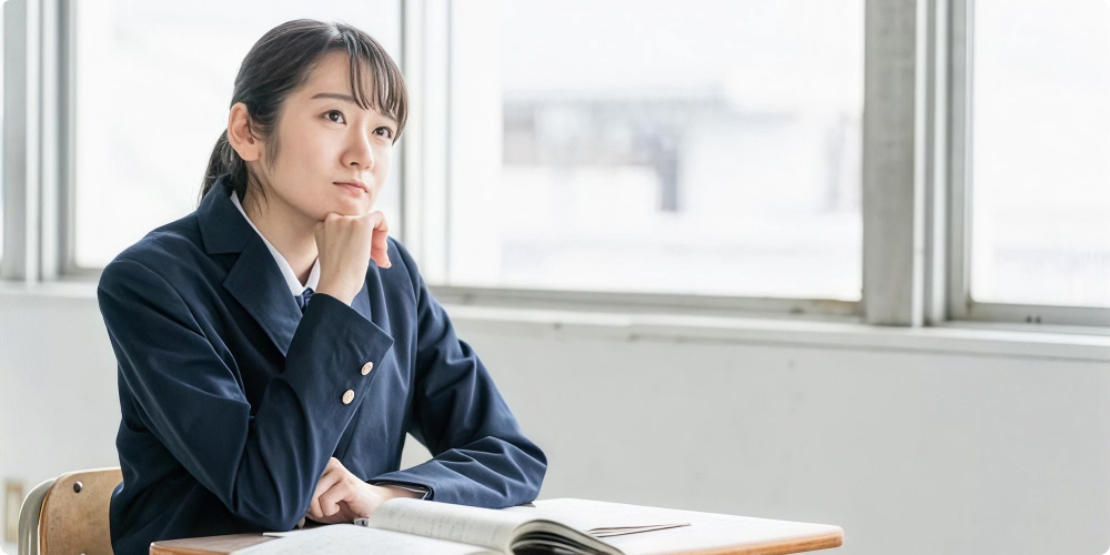 将来のことを考えている高校生のイメージ