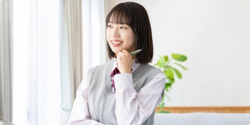 ネイルの練習をする学生の手元のイメージ