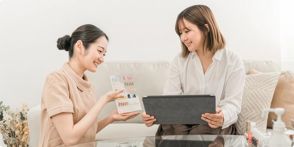 ネイルサロンで笑顔で接客しているネイリストのイメージ