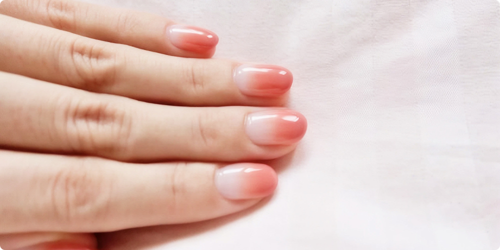 短い爪にネイルを施した手元のイメージ