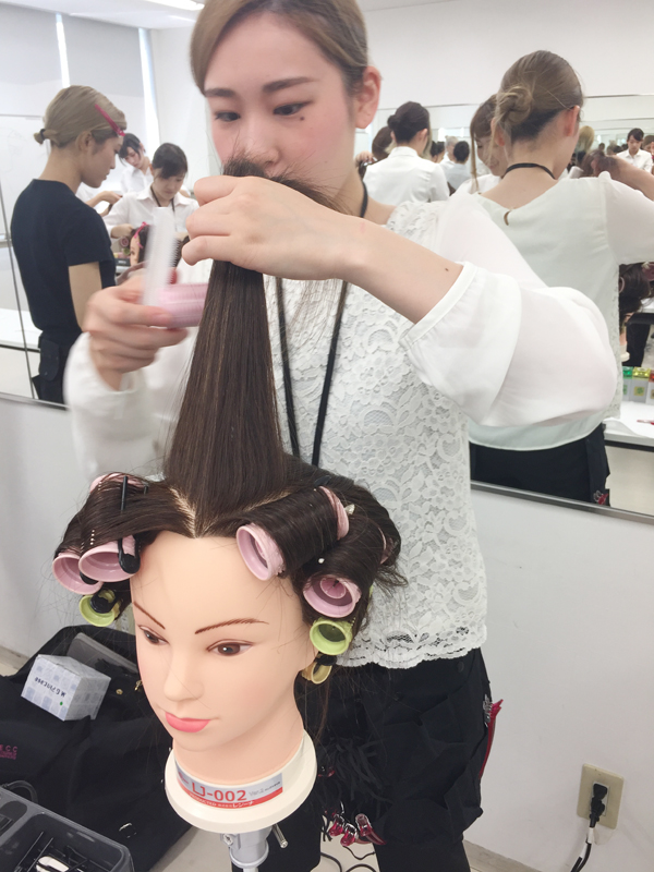 トータルビューティスタイリストコース1年生 ヘアアレンジ ホットカーラー 新着情報 Eccアーティスト美容専門学校