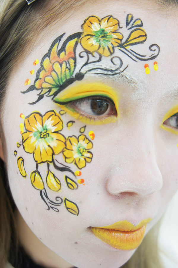 花と蝶を描く アーティスティックメイク 新着情報 Eccアーティスト美容専門学校
